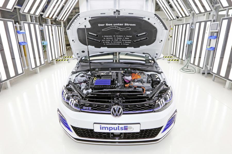 Моторный отсек Volkswagen Golf GTE Variant impulsE 2017 года  (фото 3 из 5)